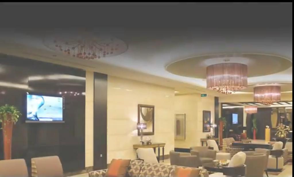 Al Ghufran Safwah Hotel Makkah La Meca Exterior foto The photo depicts an elegantly designed interior, likely of a hotel lobby or lounge area. The space features soft lighting with decorative chandeliers hanging from the ceiling. There are plush seating arrangements, including sofas and armchairs, with